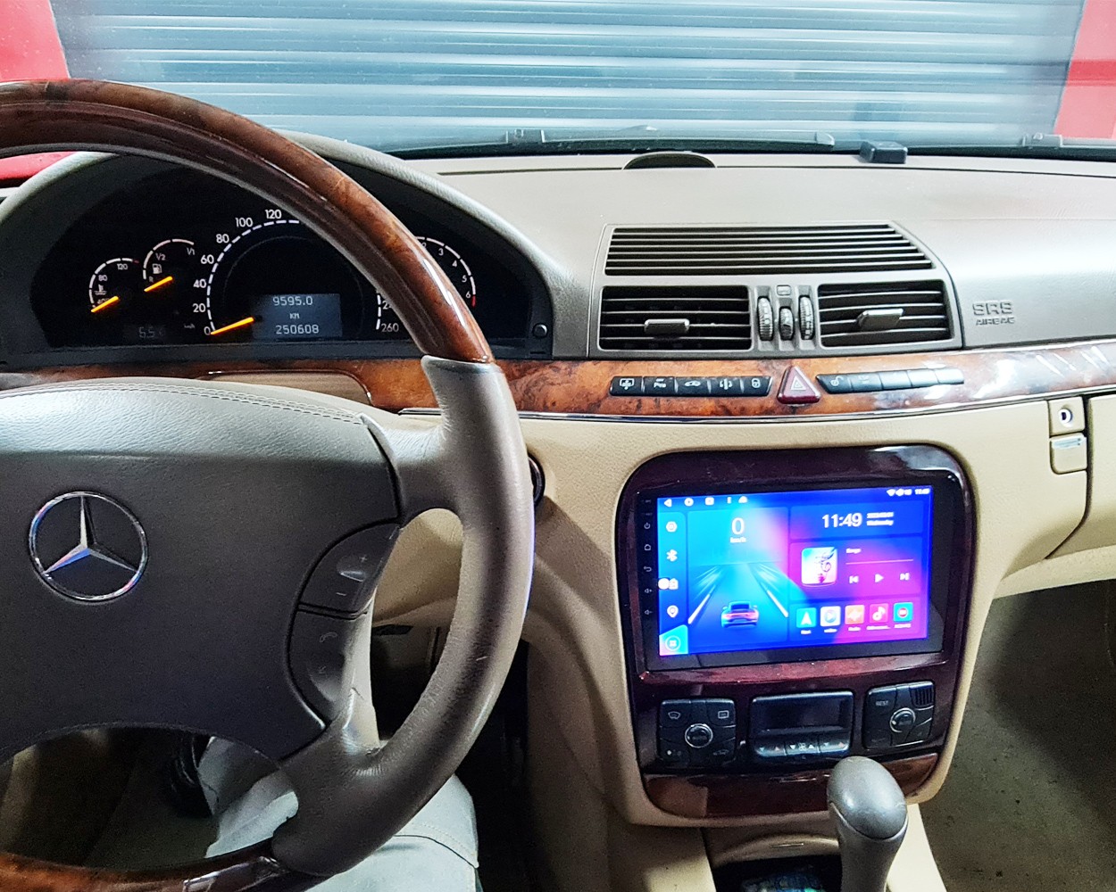 Mercedes z zamontowanym radiem Android