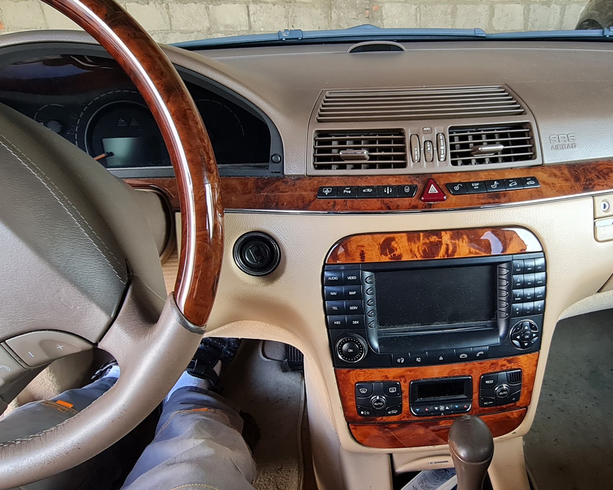 Mercedes z oryginalnym radiem samochodowym