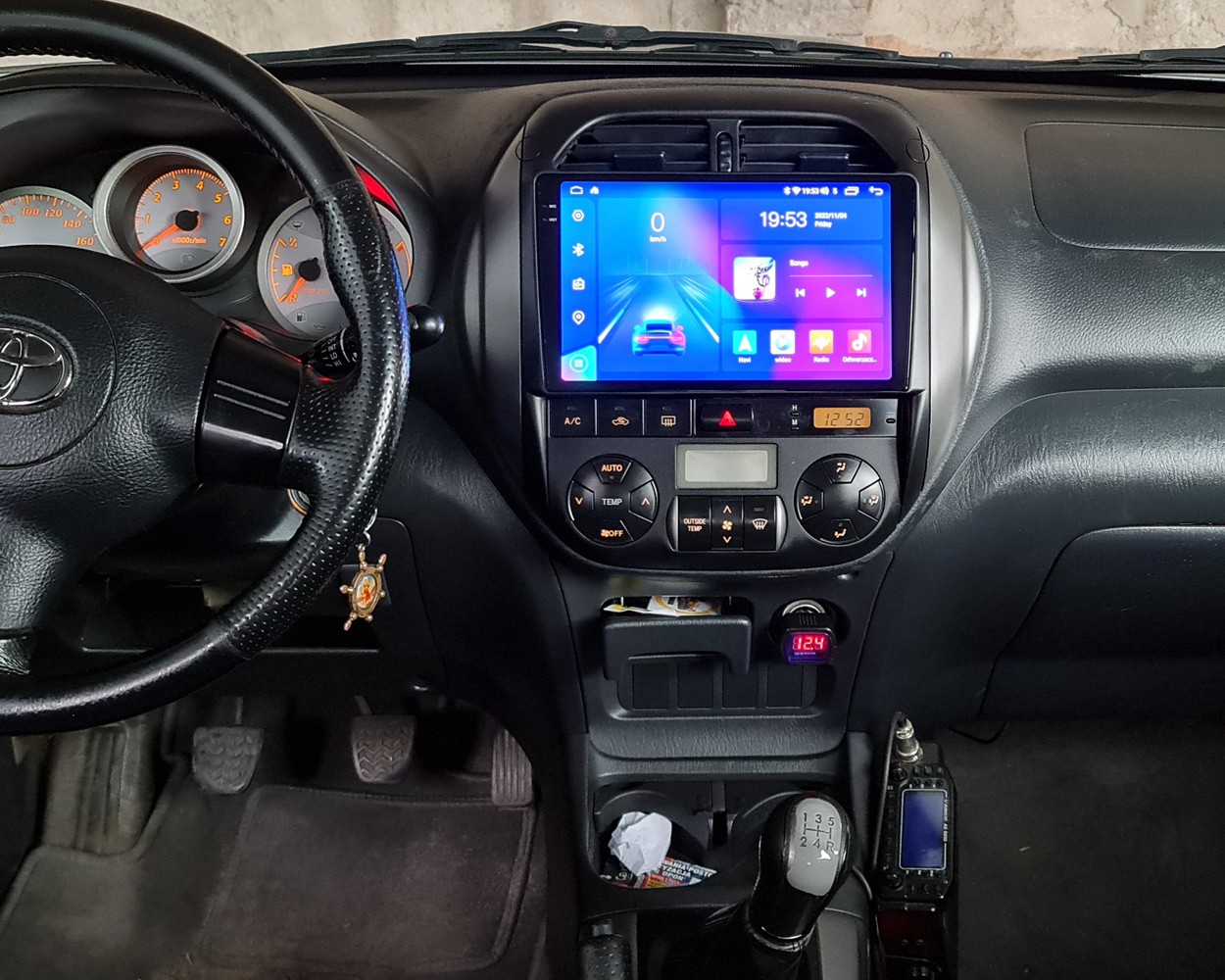 Toyota z zamontowanym radiem Android