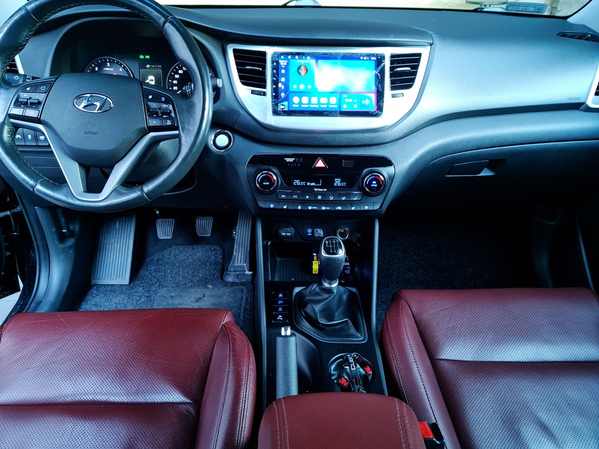 Hyundai Tucson montaż radia android Q-LED